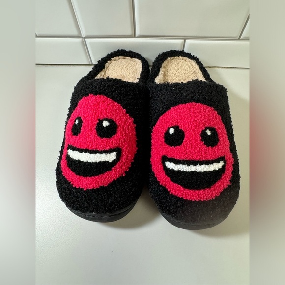 Black & Hot Pink Smily Fave Slippers - Picture 1 of 4